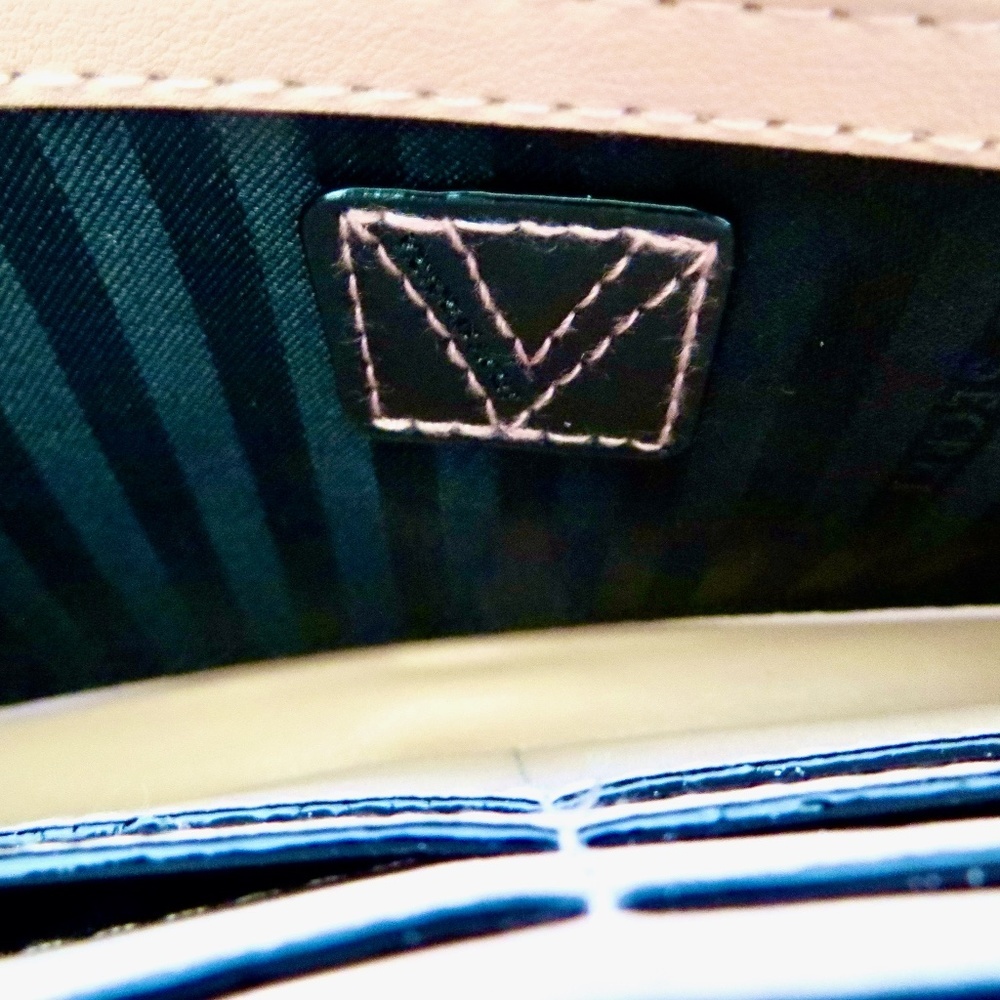 NEW! The VICTORIA’S SECRET Wallet Colorblock V Monogram Hardware Pastel Pink - Picture 7 of 8